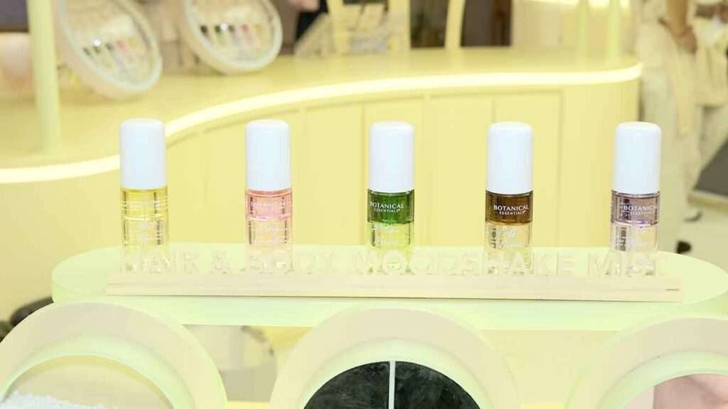 Opsi 1 - [Ki-Ka] Lima Varian Aroma Gourmand Botanical Essentials Hair & Body Moodshake Mist yang Terinspirasi dari Camilan Kekinian, yaitu Milk Bun, Berry Crumble, Matcha Mochi, Coffee Cloud, Ube Basque.